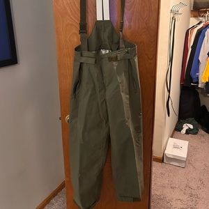 Gore Tex Bibs Medium Sized fits perfect for people 6 foot and shorter